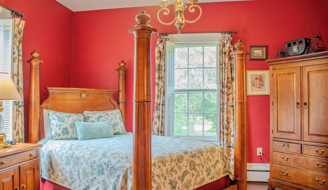The Rose Room - Charming Private Studio w/Ensuite Bath in Historic Home
