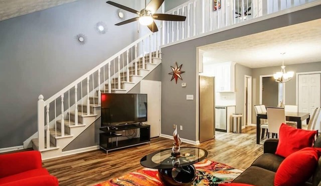 The Rosewood Townhouse - 10 mins to horse park!