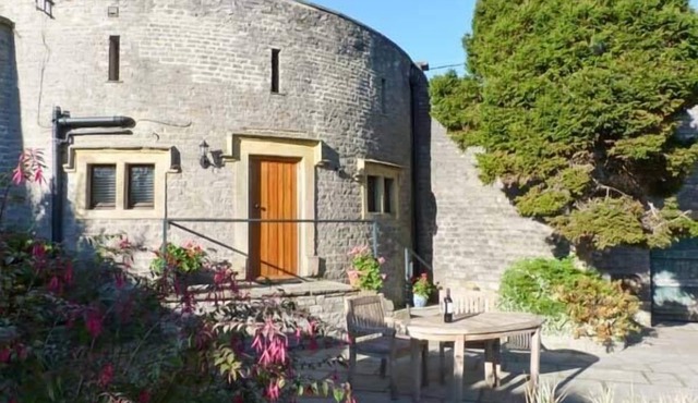THE ROUND HOUSE, romantic, luxury holiday cottage in Middleham