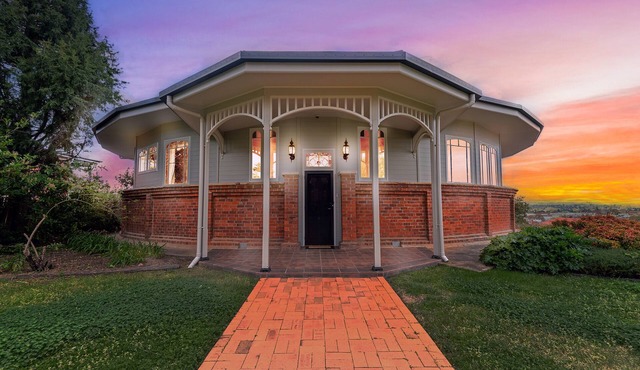 The Round House ~Truly Unique ~ Sleeps 14 ~ Close to CBD and Mount Panorama!n