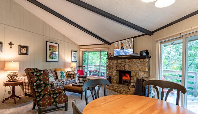 'The Round House Bungalow' 3B Condo w/Huge Deck