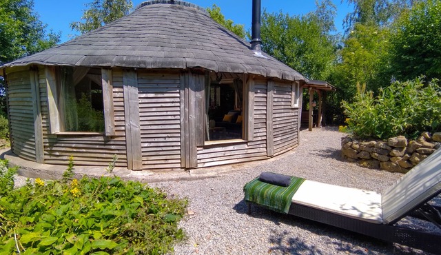 THE ROUNDHOUSE, character holiday cottage in Stratton-On-The-Fosse