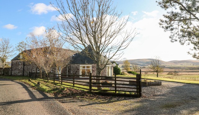 THE ROUNDHOUSE, family friendly, luxury holiday cottage in Blackford