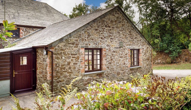 THE ROUNDHOUSE, pet friendly, with open fire in Warbstow,