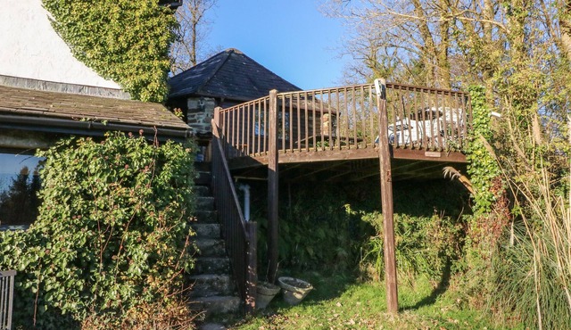 THE ROUNDHOUSE, pet friendly, character holiday cottage in Bridestowe