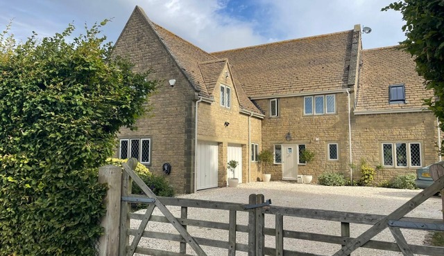 The Rowan House Cotswolds Experience- 10 minuite walk to Cheltenham Race Course