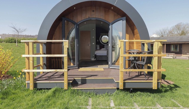 THE ROWAN POD, country holiday cottage, with a garden in Cowbridge