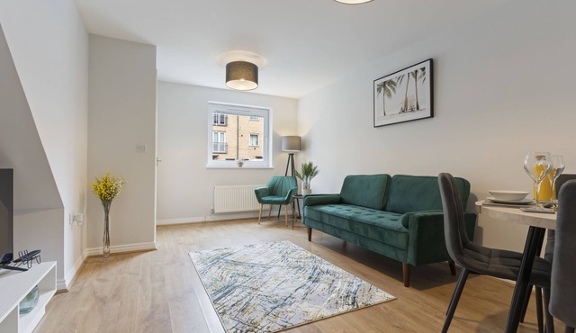 The Royal Lakeview 4 Bed House with gated parking