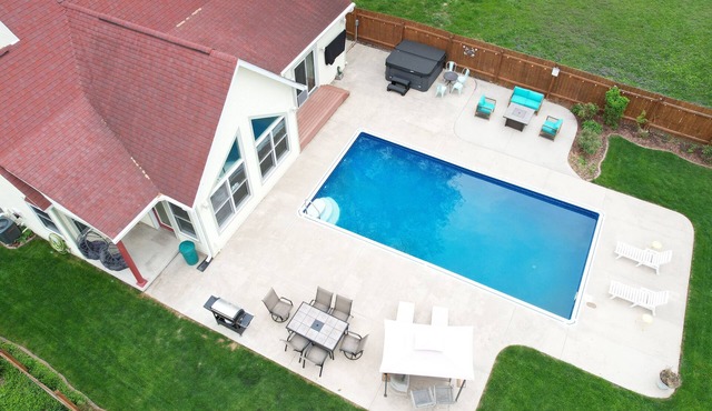 The Royal Palace Heated Pool-Hot Tub-MovieTheater-PoolTable-Fire pits-Game Room