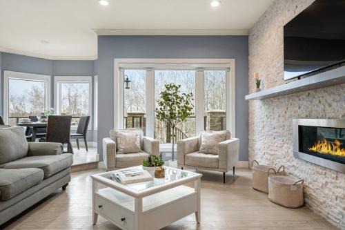 The Royal Ravine Luxury Retreat with Hot Tub & Sauna