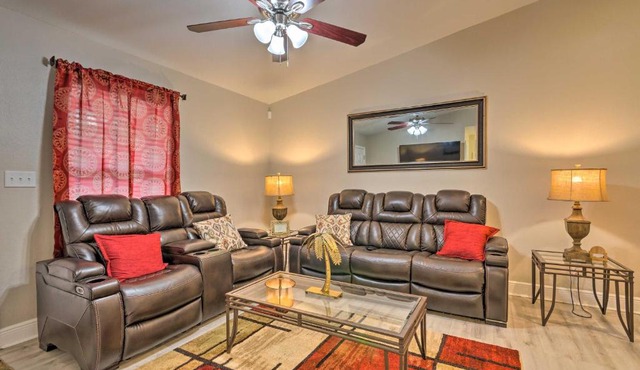 The Royal Retreat about 10 Mi to Local Beaches!