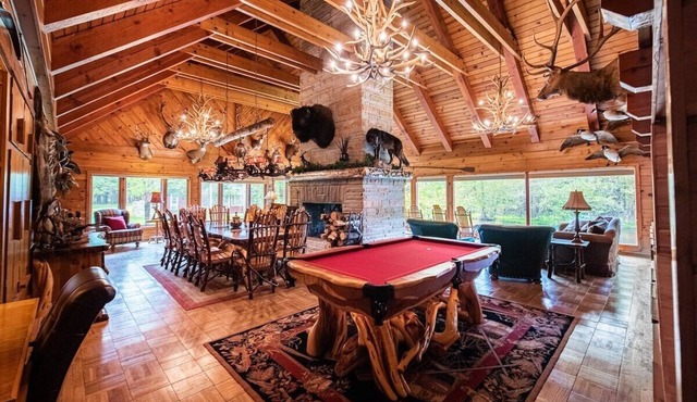 The Royal Stag Lodge - Riverfront on the Au Sable