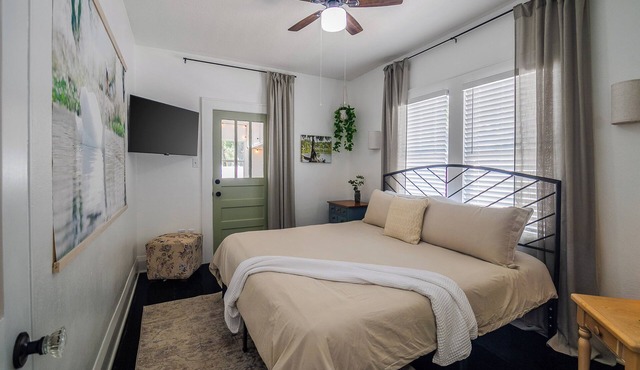 The Royal Swan - Downtown Lakeland - Sleeps 6 - Fenced in Backyard+Pet Friendly