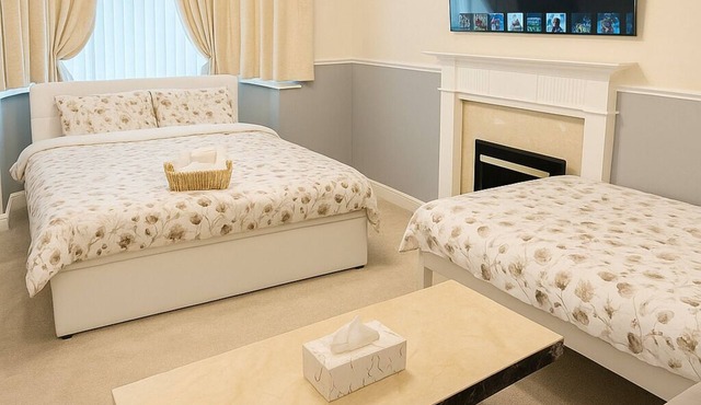 The RS Inn Cozy Homestay Premium Private Rooms Near Birmingham International Train Station, Airport, NEC For Company, Contractor and Leisure Stays - HS2, JLR Large Onsite Secure Parking