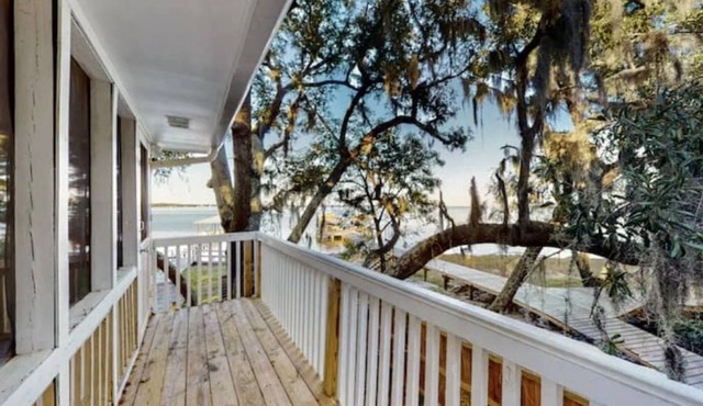 The Rune - Waterfront Home nprivate beach & boat slip, 3300sq ft, large yard