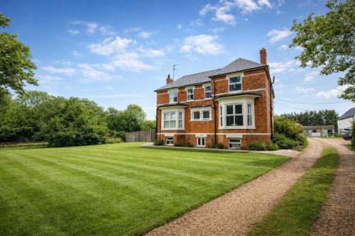 The Rushden Stable Chalet Manor House