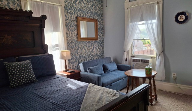 The Russian Blue Room at The Painted Cat B&B - Just a short walk to Main Street!
