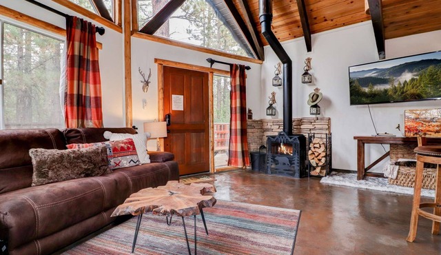 The Rusthy Bear by Destination Big Bear : Luxury! Internet! Great Central Location! Propane BBQ!