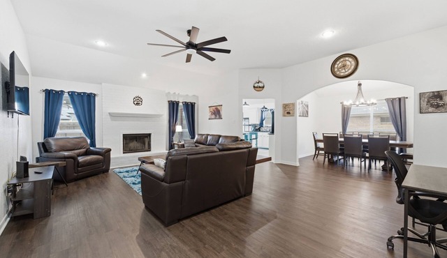 The Rustic Haven Sleeps 12 Match-day Energy w/Pool, Hot Tub & Patio