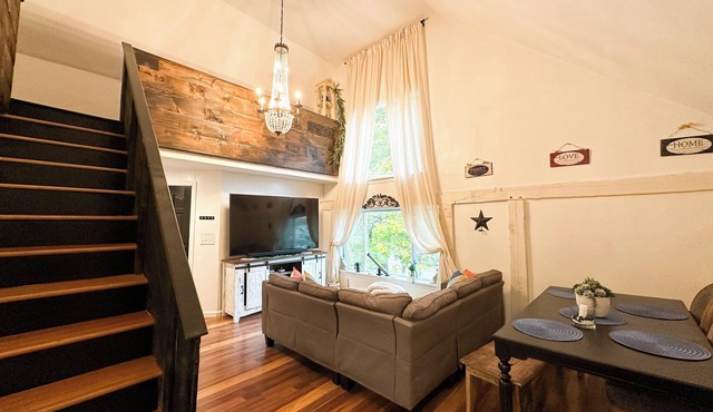 The Rustic Maine Retreat w/Heated Massage chair