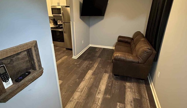 The Rustic Railroad Studio 5 Min to HWY 63 Kitchen + Washer/Dryer