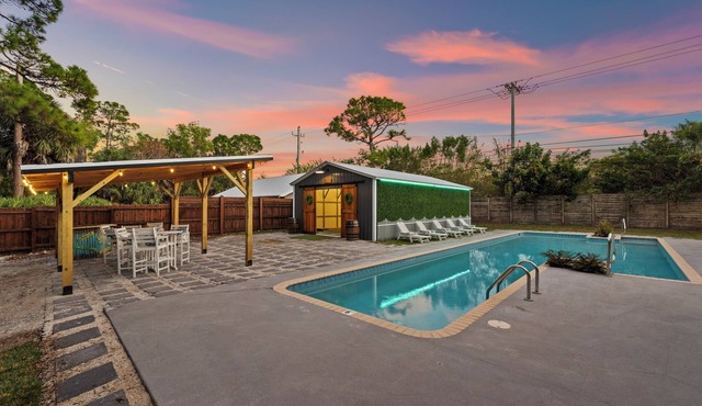 The Rustic Resort - 2 Homes, Pool, Building, Golf! Sleeping for up to 30!