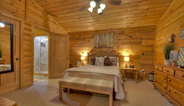 The Rustic Retreat - Beautiful Backyard with Fire Pit & Creek