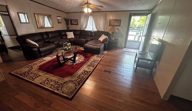 The Rustic Roost – A Cozy Country Getaway