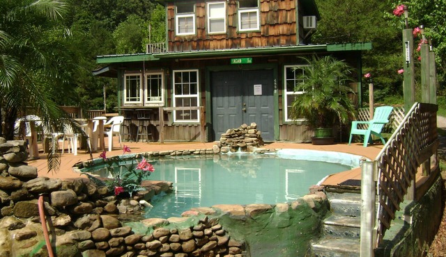 THE RUSTIC WATERING HOLE" 20 min to Chattanooga