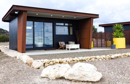 The Rusty Kangaroo 2 - Exclusive Ocean-View Luxury Studio