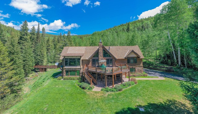 The Sunflower-Secluded luxury,hot tub,minutes to town