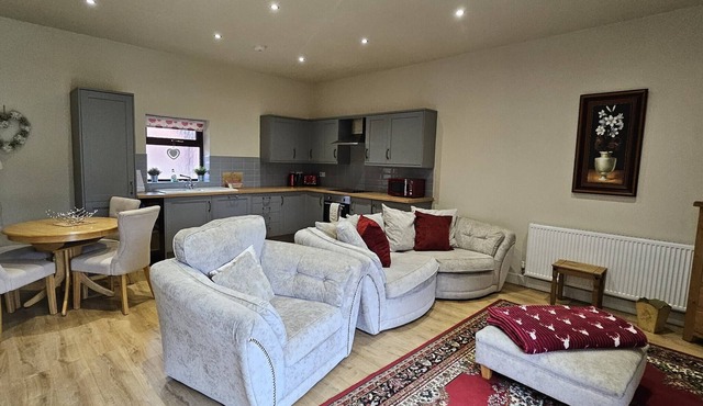 The Saddlery Cottage with Hot Tub