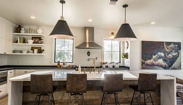 The Sage Farmhouse- A modern farmhouse on 27 acres just 25 mins from Round Top
