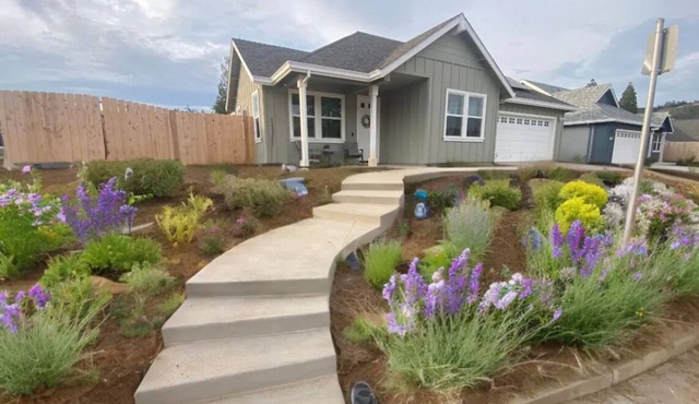 The Sage Field House - Hot tub, ping pong, and 8 minute walk to down town!