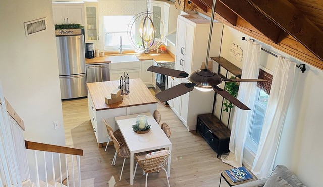 The SAILOR HOUSE Walk to downtown Fort Lauderdale or golf cart to the beach
