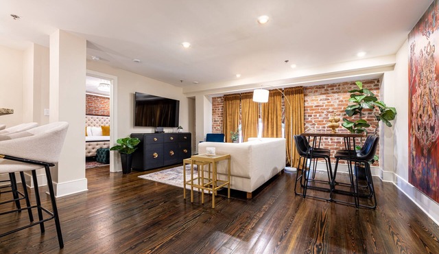 The Saint - Historic FQ Apt. - 60 Day Min. Rental