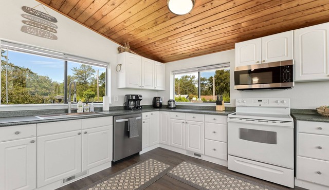 The Salish-7: 7 Bedrooms Bay Views Bellingham