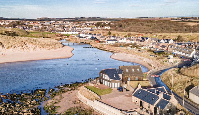 THE SALMON BOTHY, pet friendly, luxury holiday cottage in Cruden Bay