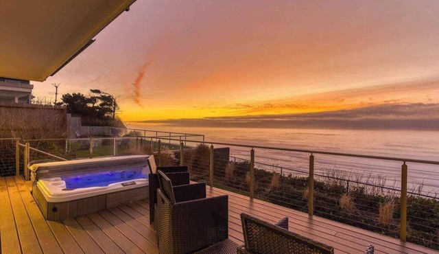 The Salt Life - Oceanfront escape Hot tub