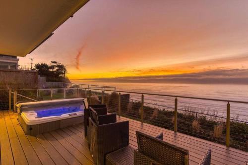 The Salt Life - Oceanfront escape Hot tub