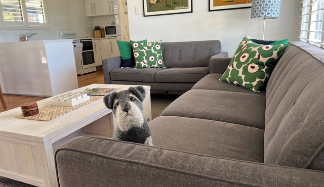 The Salt Shaker Beach House - Pets Welcome. 200m to the beach