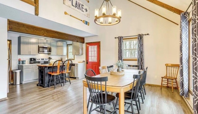 The Salty Box Cottage in the Hideout, Lake Ariel - great location