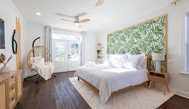 The Salty Bungalow - Pool, Pet Friendly, Walking distance to Beach!