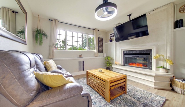 'The Salty Hawk Hideaway' - Chic Washington ADU