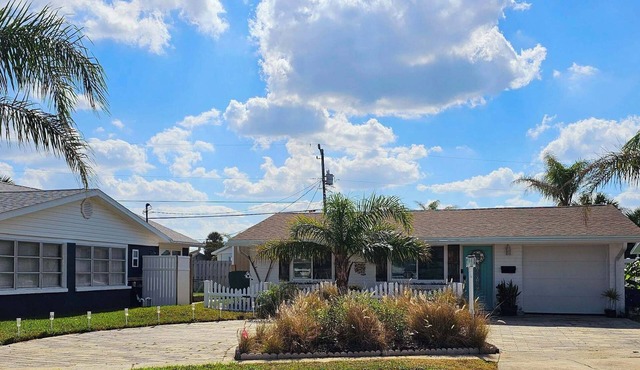 THE SALTY MERMAID COTTAGE, Pet Friendly, 1/2 block from the Beach