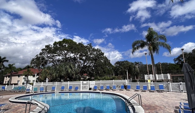 "The Salty Sugaree"-6 miles to beach, 1 mile to IMG, & multiple resort pools!