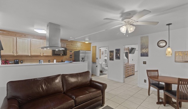 "The Sanctuary" -Custom built Apartment, 1 BR, Covered Deck, Country Setting.