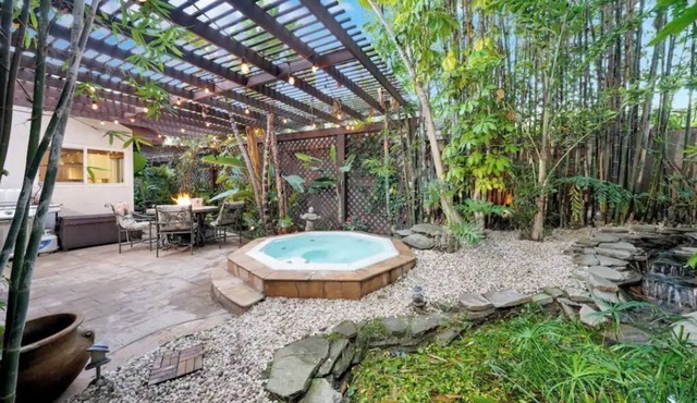 The Sanctuary: Stunning 4B Getaway+ Backyard Oasis