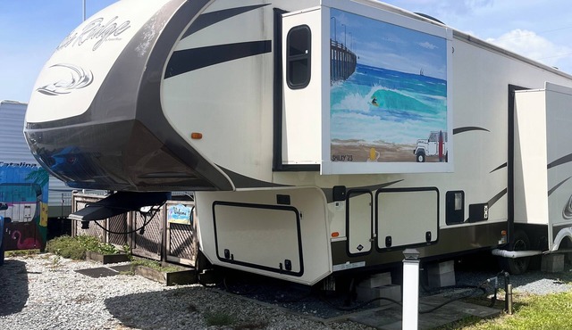 The Sand Castle – Steps to Beach, Bay Fishing & Local Eats