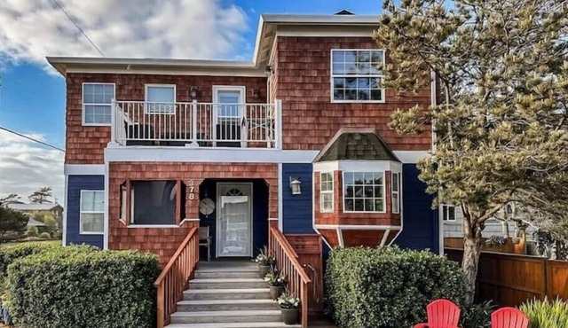 The Sand Dollar Beach House- 3 min walk to the beach and Pet Friendly!